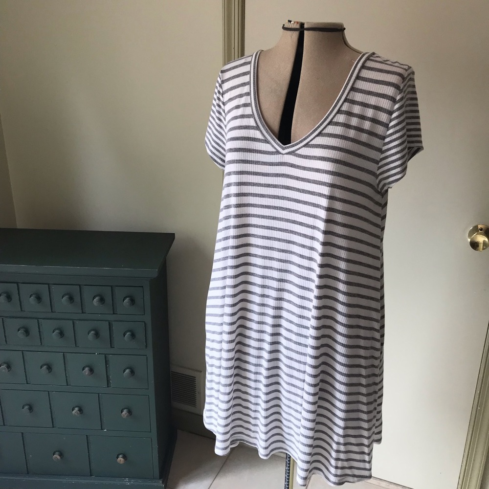 🥳3/$30🌸 Grey & White ribbed beach 🏖 coverup